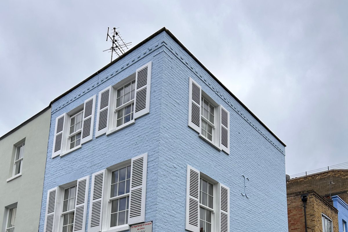 Picturesque Chelsea Blue House – 3 Bedroom