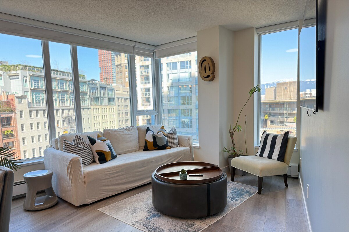 *Newly Renovated Condo* w/ Free Parking and A/C gallery image 3