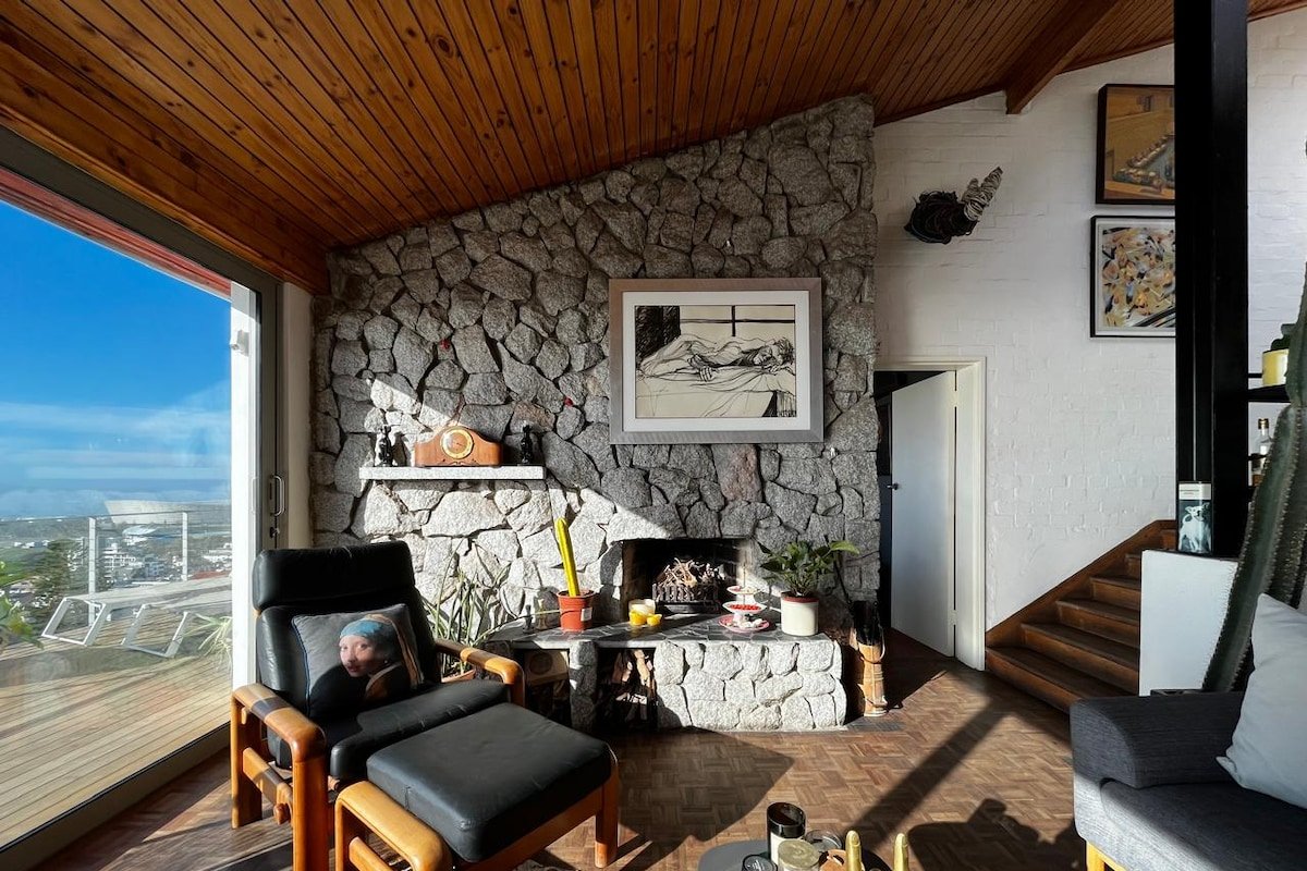 Entire James Bond Pad high up over Green Point gallery image 3