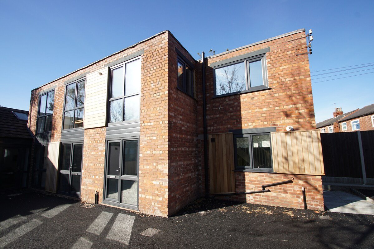 Sleeps up to 24 in 5 stylish flats! > near station gallery image 2