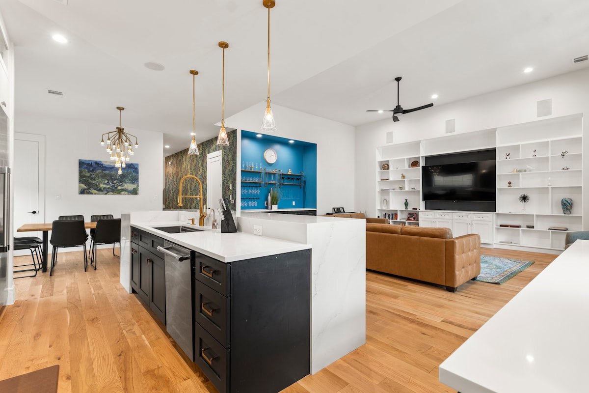 6 Bedroom East Downtown House with Pool gallery image 4