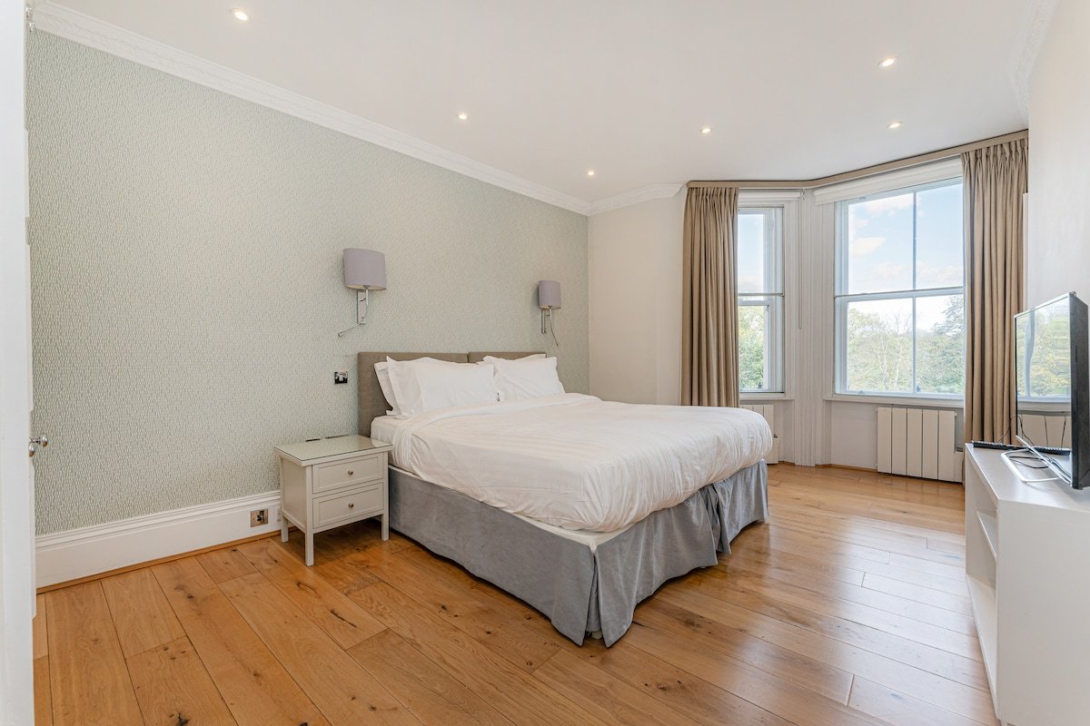 London Gardens – Hyde Park Views 2 Bedroom Flat gallery image 4