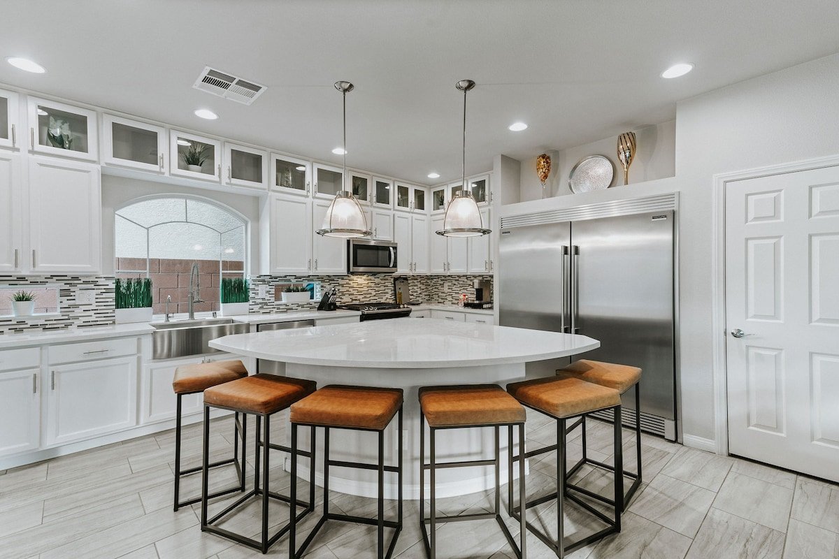 Spacious 4BR Retreat w/ Backyard & Near the Strip gallery image 2