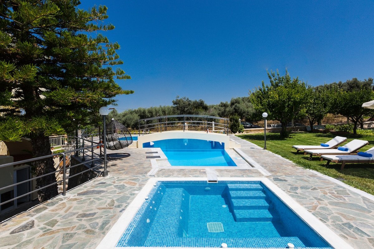 Pool, basket, playground, soccer, volley and more! gallery image 3