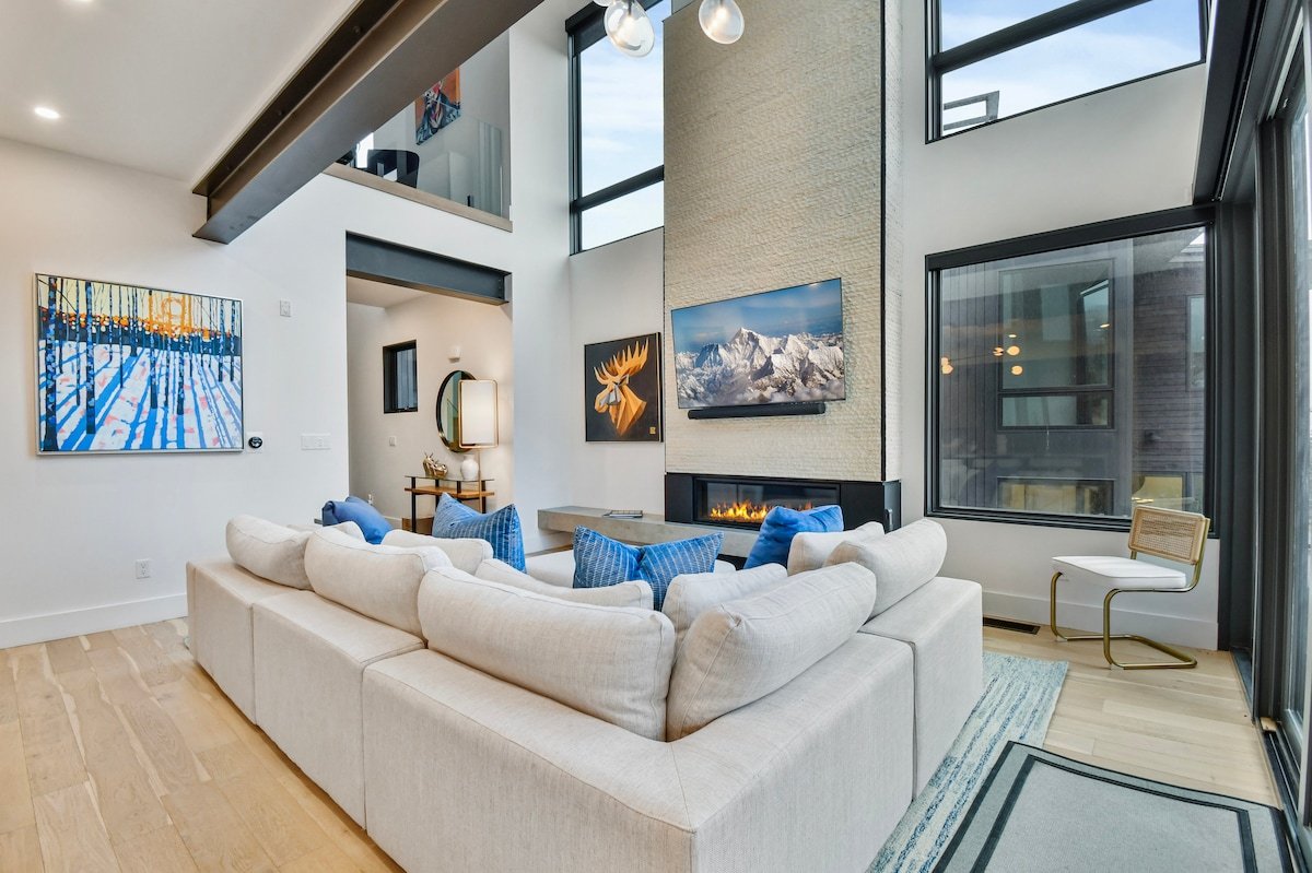 Skiing, Shopping, dining Right Out the Front Door! gallery image 2