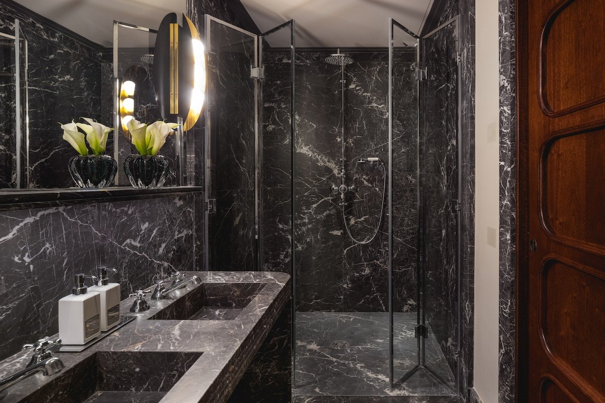 Luxury One-Bedroom Apartment gallery image 5