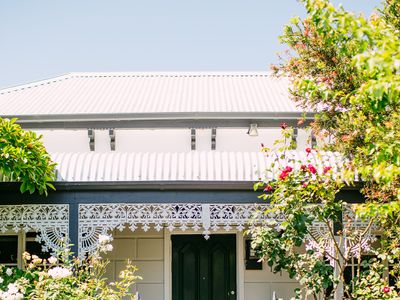 15 min to CBD | 10 min to MCG