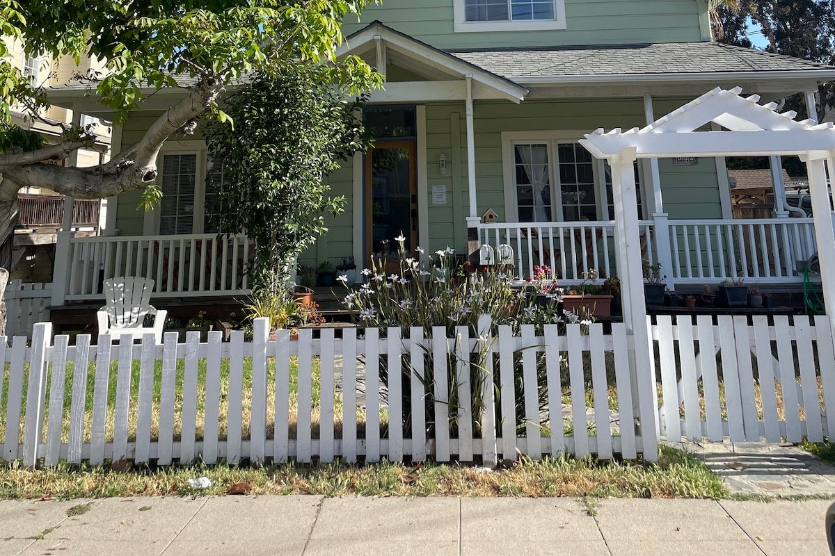 Sunlit Surf House- 4BR | Downtown | Walk to beach gallery image 5