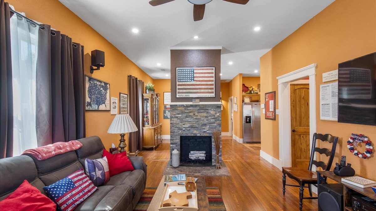 Patriot Outpost – Sleeps 8 – Just 3/4 Mile from St gallery image 3