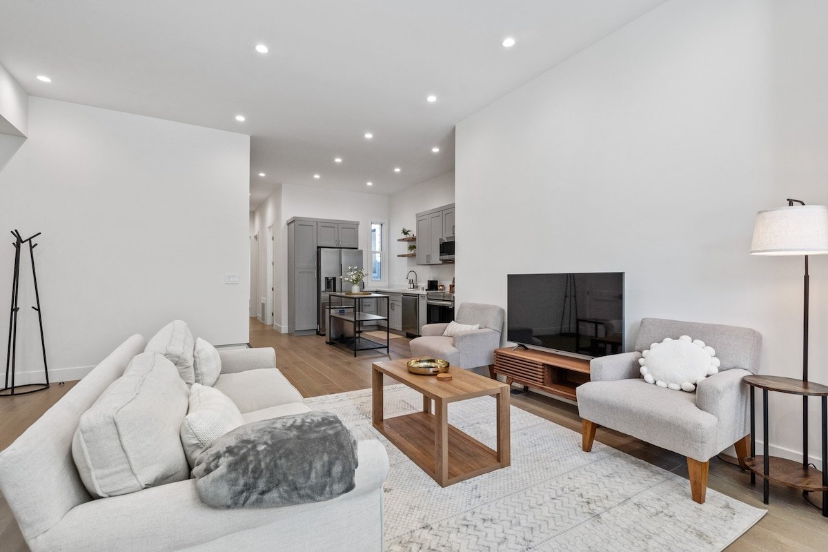 Newly Renovated 3 BR/2BA Victorian House gallery image 4