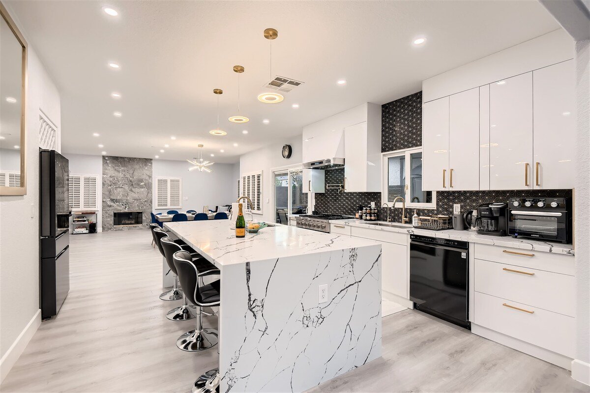 OMG! Wild Oasis! Amazing Pool! Modern Villa! gallery image 5