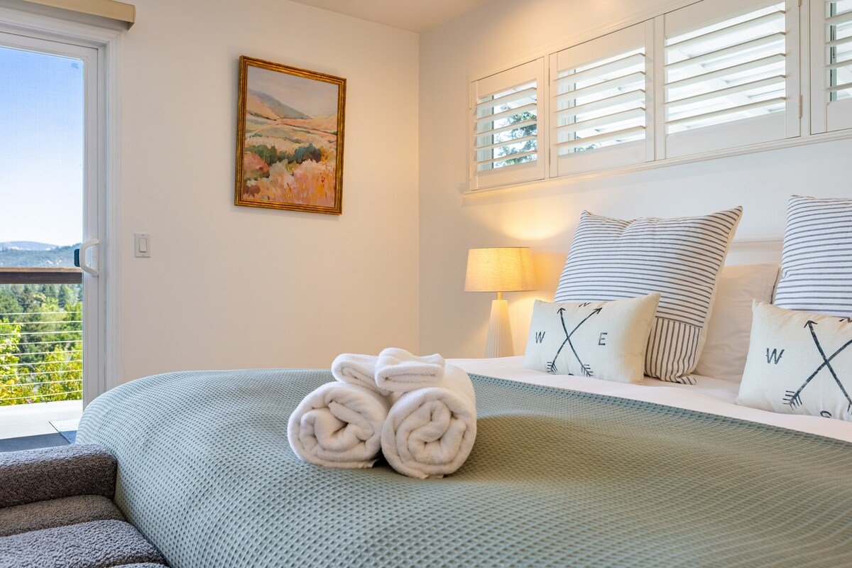 Modern Sonoma Stay w/ Deck & Views Near Wineries gallery image 4
