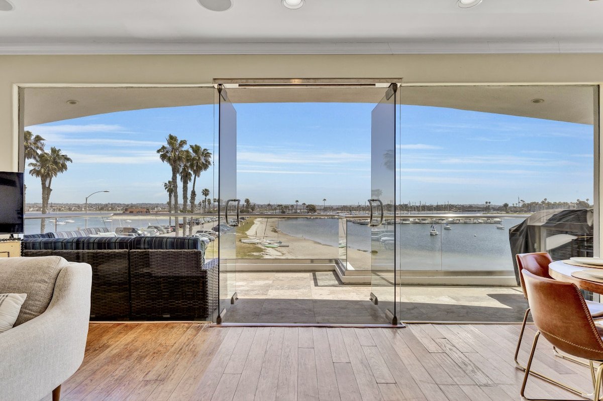 Light And Airy Penthouse Overlooking Mission Bay! gallery image 5