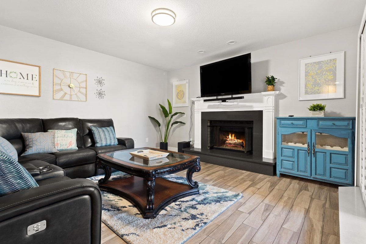 Dazzling 5 BR- 5 miles to LV Strip w Pool gallery image 3