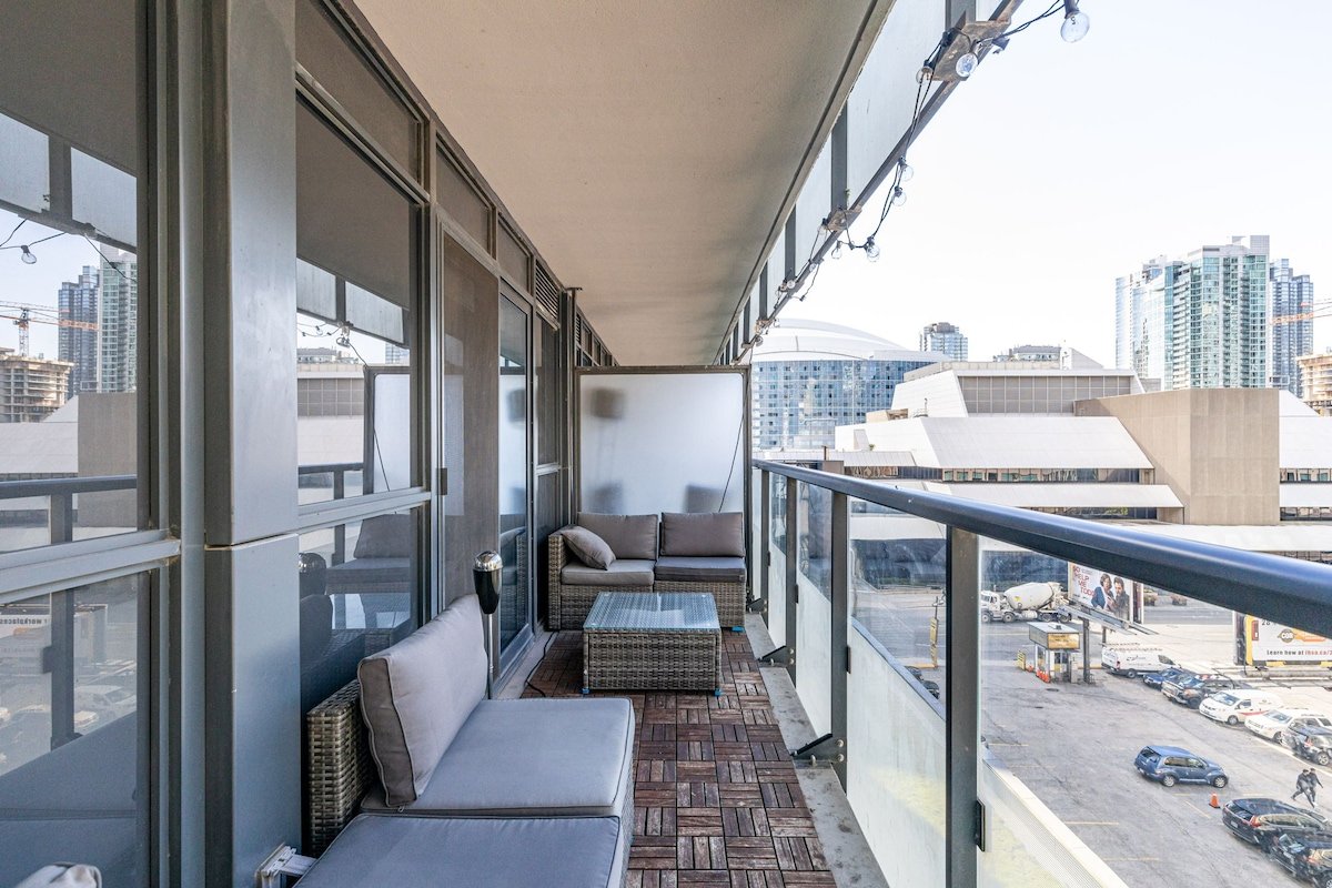 Luxury 3BR Condo: Near MTCC & CN Tower + Parking gallery image 3