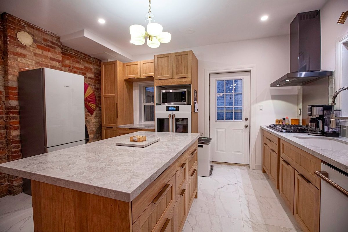 Toronto Oasis | Cafés, Local Vibes, Subway, Shops gallery image 5