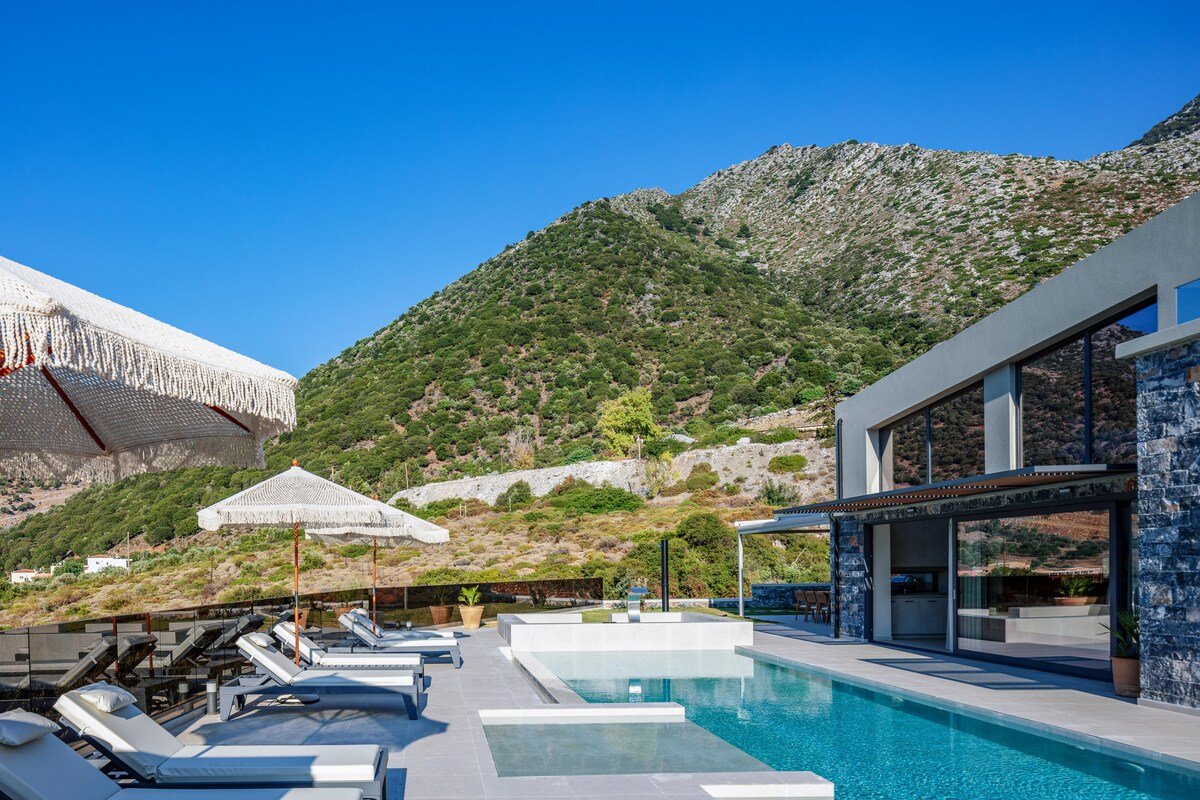 Luxury Villa with Sea Views, Fire Pit & near beach gallery image 3