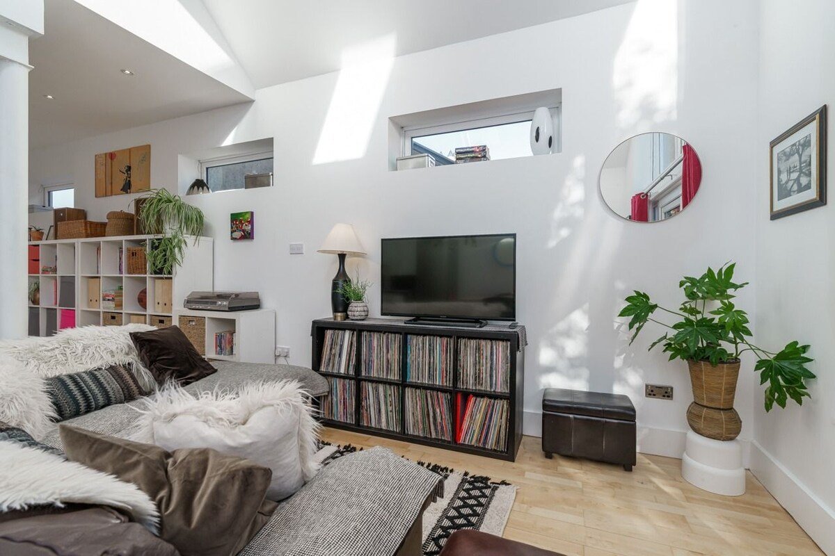 Large Dublin home, 2 mins to Sea/Dart/Aircoach. gallery image 3