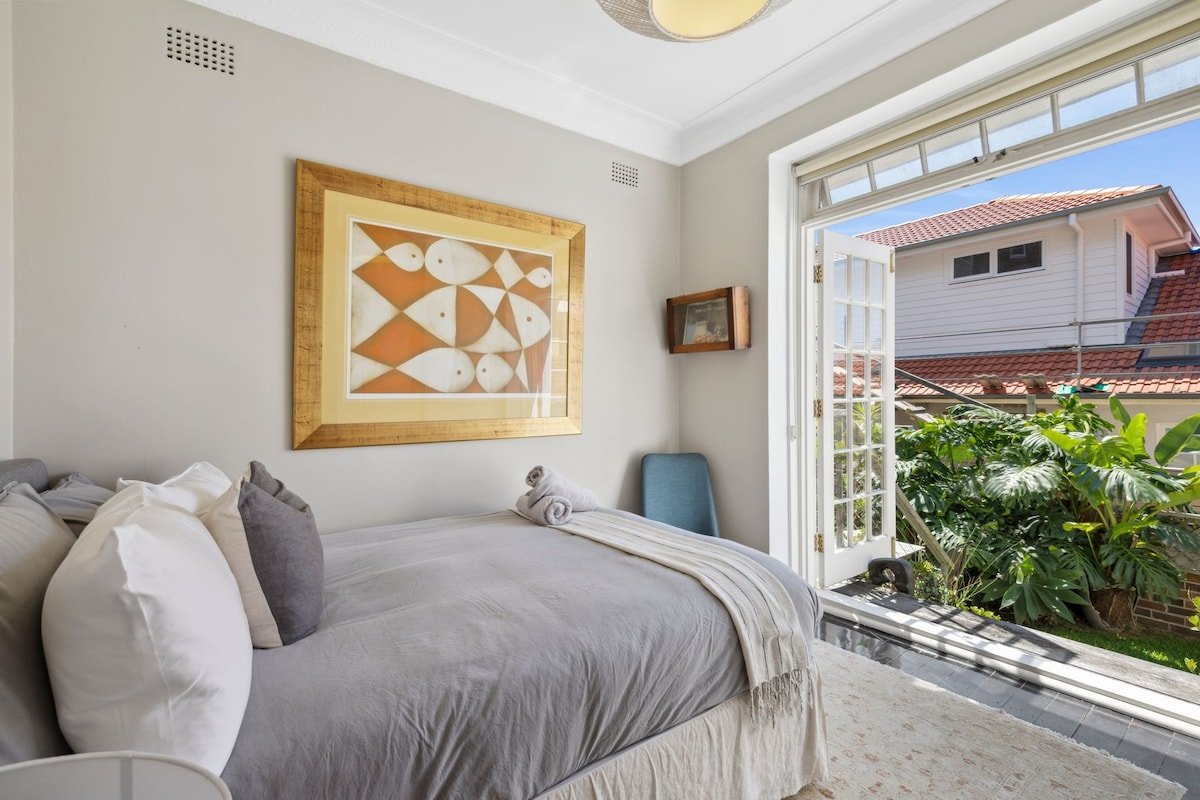 Stylish, Boutique, Large 2-3 bed & Minutes 2 Beach gallery image 3