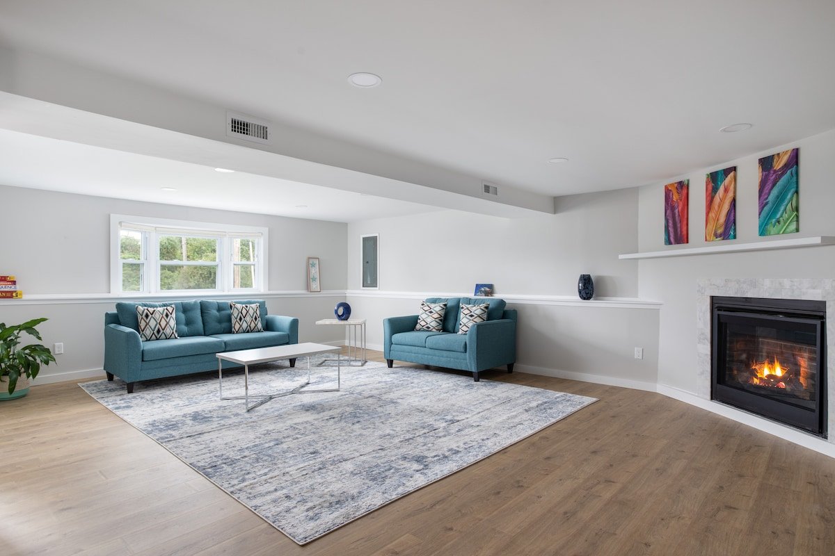 Spacious & Updated Newport Retreat – Walk to Beach gallery image 2