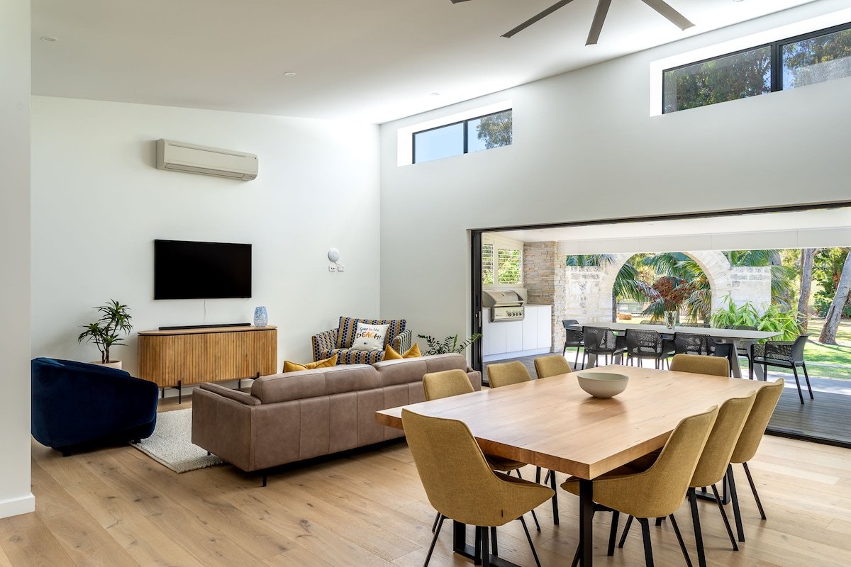 It’s Five O’Clock Somewhere I Private Properties gallery image 5