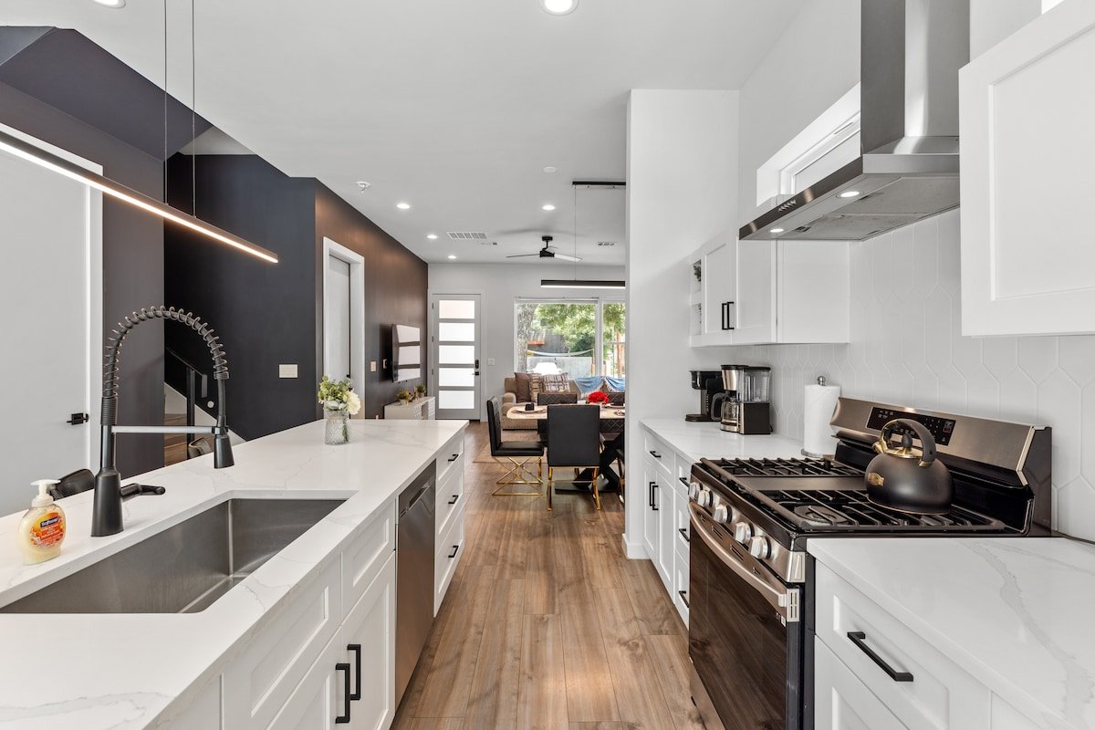 Downtown Luxury Oasis – Heated Pool! (7 Bedrooms) gallery image 4