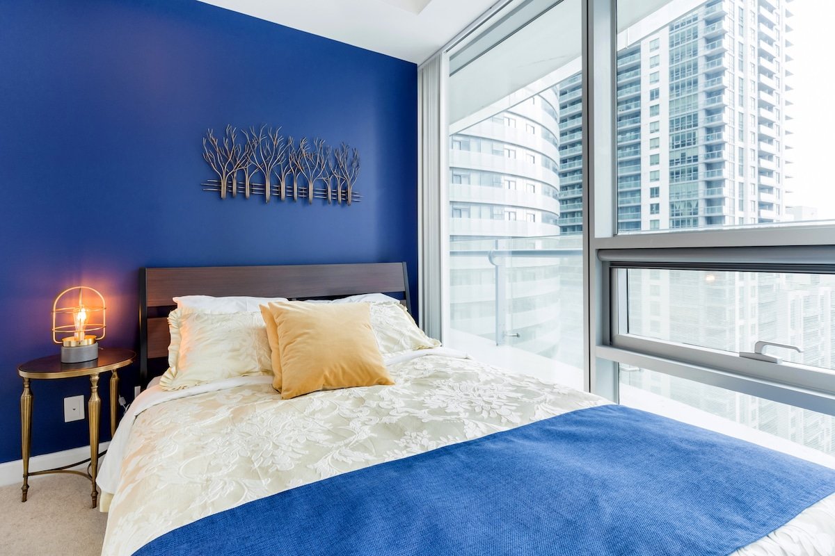 Toronto Downtown Luxury Condo with Large Patio gallery image 2
