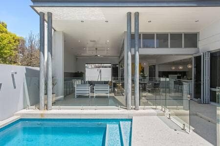 Modern Traveler – great location + pool gallery image 3