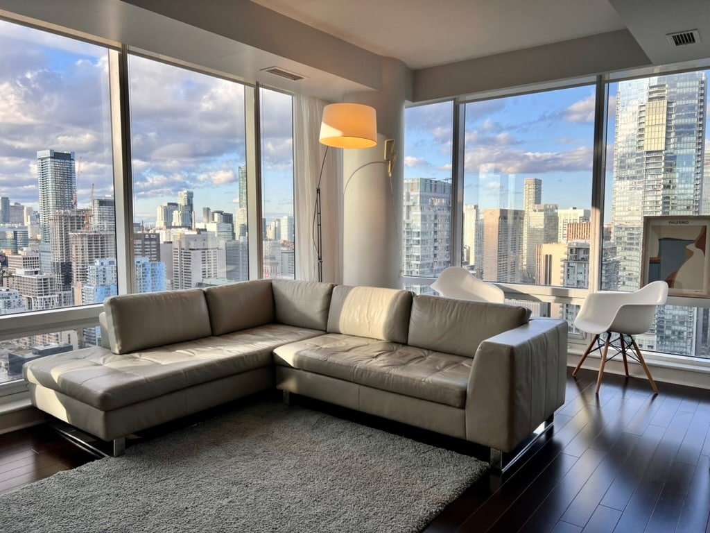 Spacious & luxury- heart of downtown gallery image 5