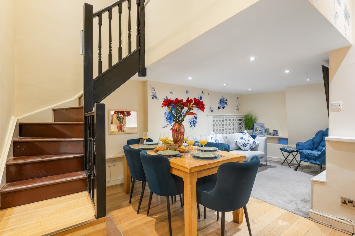 4 bedroom entire house in Kensington gallery image 5