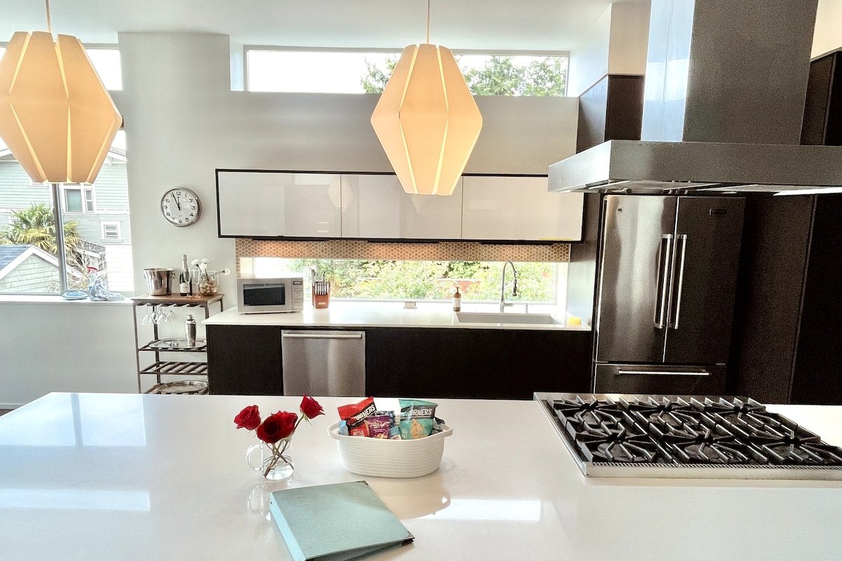 Spacious Modern City Home+Views+Hot tub+Parking gallery image 5