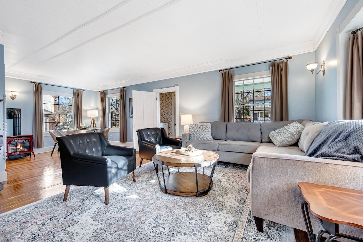 DT Hudson Home w/Hot Tub, 1 block from Riverwalk! gallery image 2