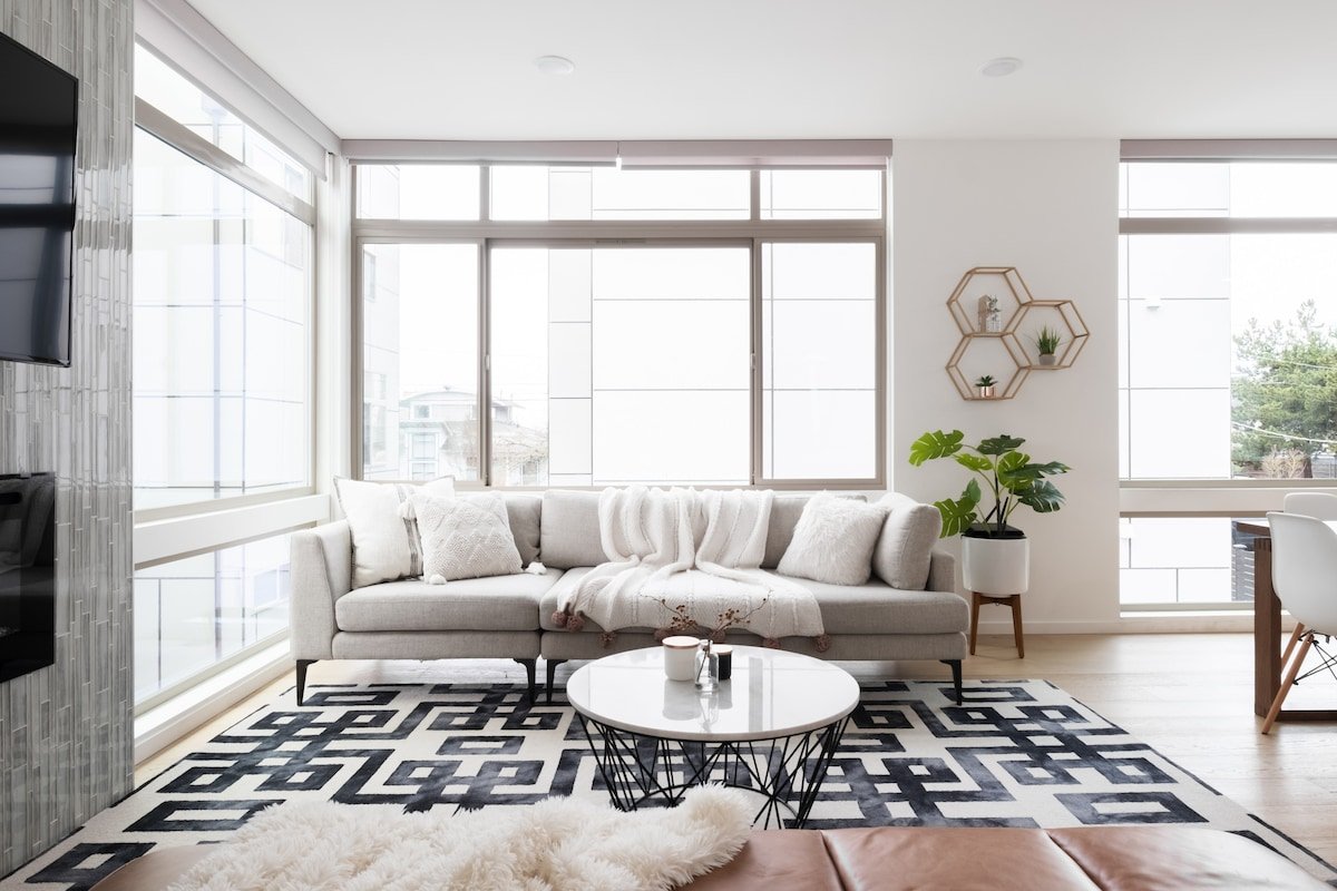 Designer 4BR Home | City Views + Gourmet Kitchen gallery image 2