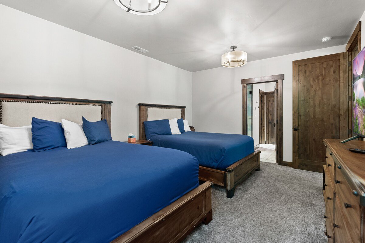 Luxury Snowghost Chalet – True Ski-In/Ski-Out gallery image 3