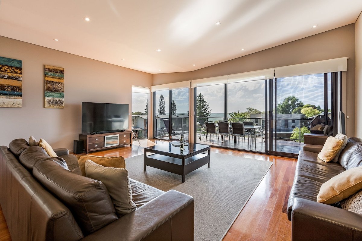 Regency Beach Family House gallery image 3