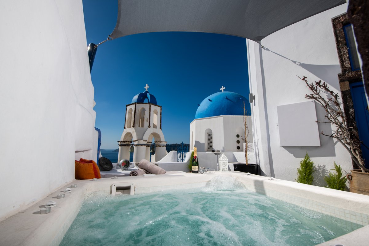 Santo blue horizon -blue domes-outdoor jacuzzi