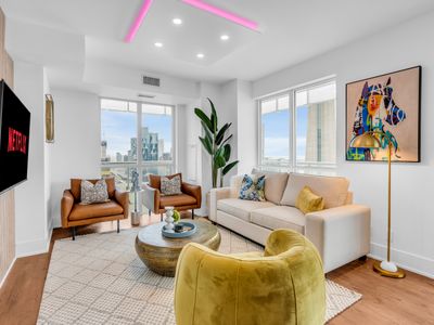 Luxury CN Tower and Lake View Penthouse Sleeps 10