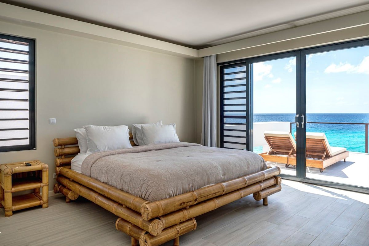 NEW – 6 Bedroom Oceanfront Bonaire Vacation Villa gallery image 2