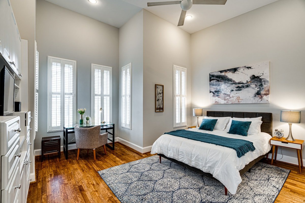 Stunning Home on Capitol Hill gallery image 3