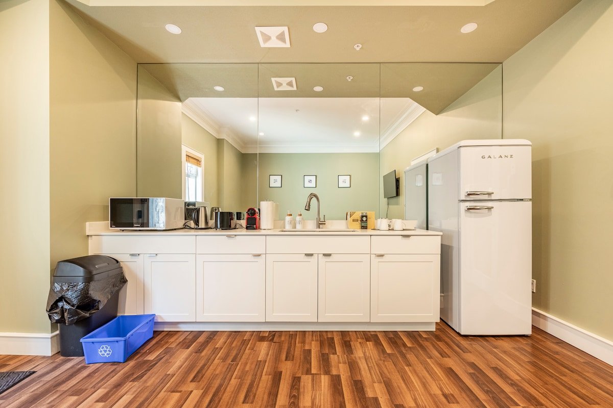 Spacious 4 Bed 2 Bath Basement Suite in Oakridge gallery image 3