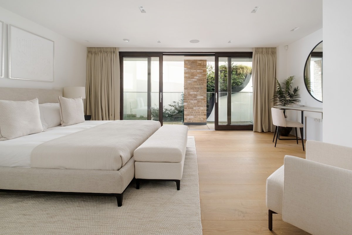 Stylish Notting Hill Home with AC and Cinema Room gallery image 2