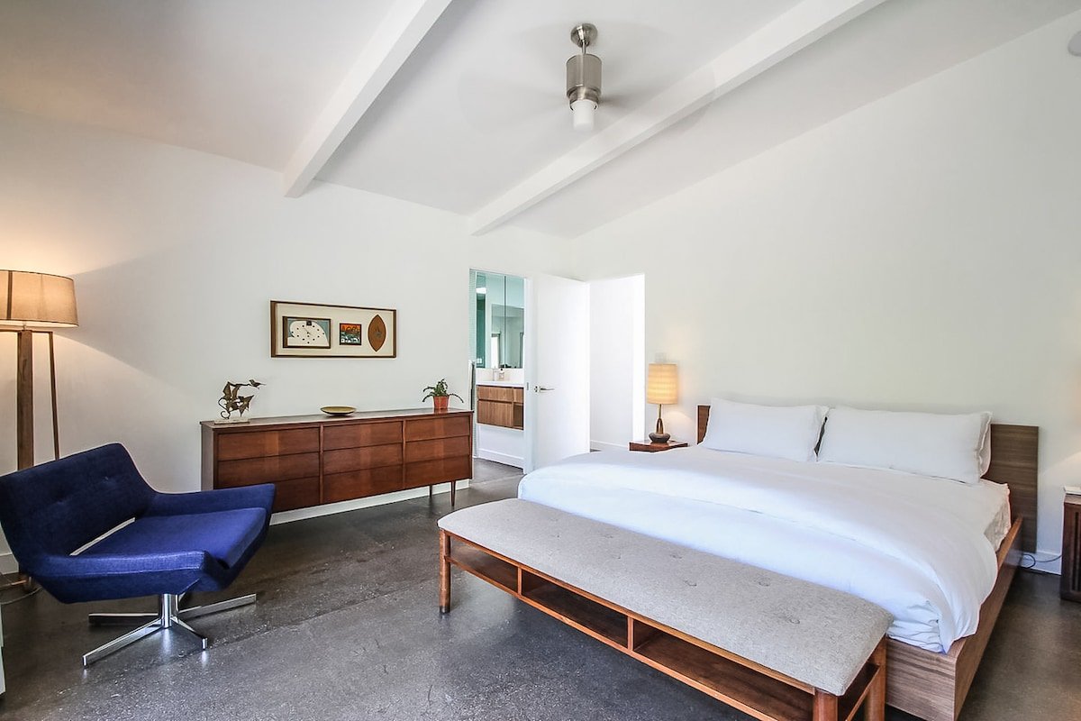 Viva Las Palmas – a Mid Century Modern Estate gallery image 4