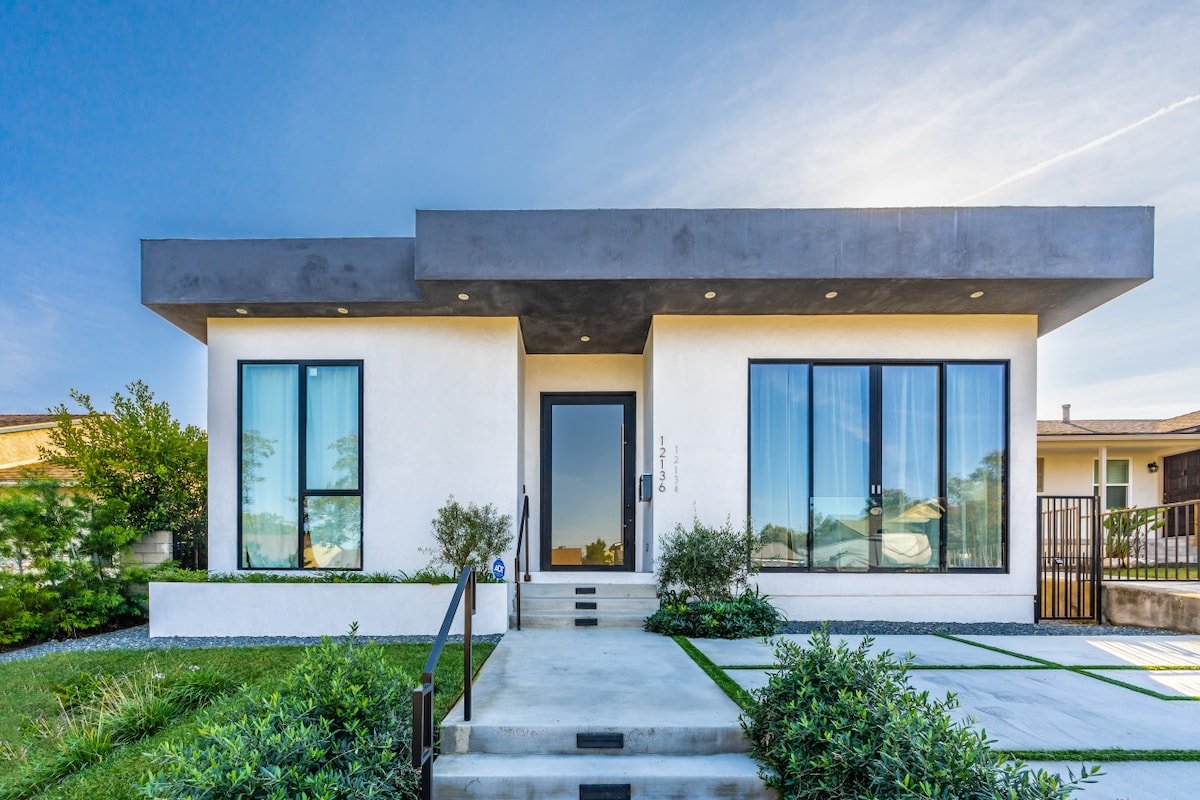 Pet Friendly 3BR Luxury Home w/ Private Yard gallery image 4