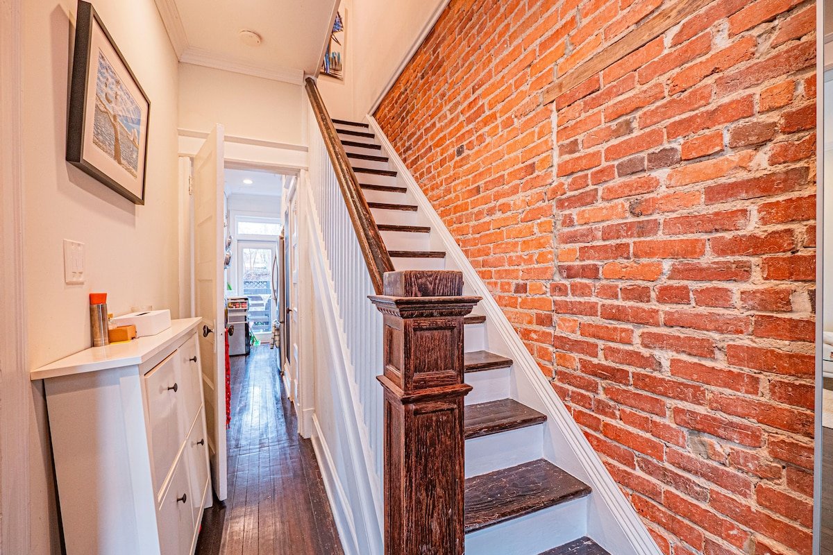 Charming Historic Georgetown Townhome gallery image 4