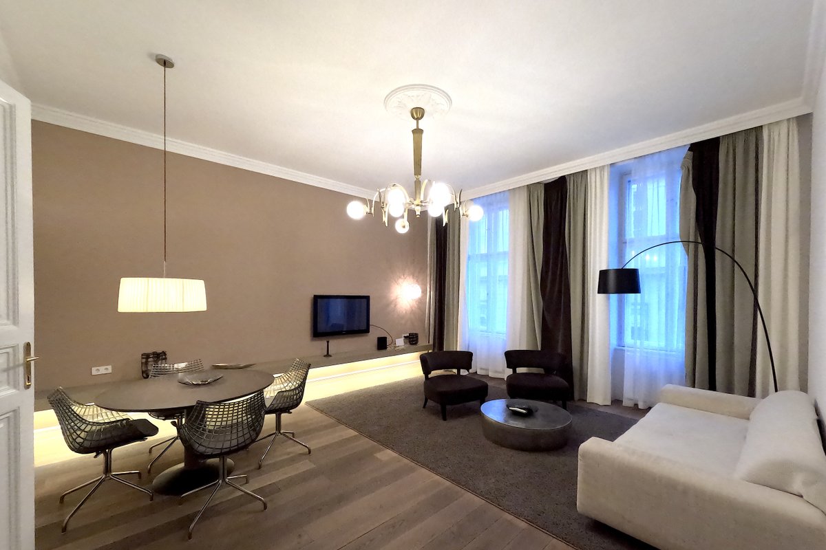 The Heart of Old Town: 2BR/2BA Central Luxury Stay