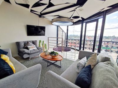 Penthouse hermoso a solo 5 min del aeropuerto.