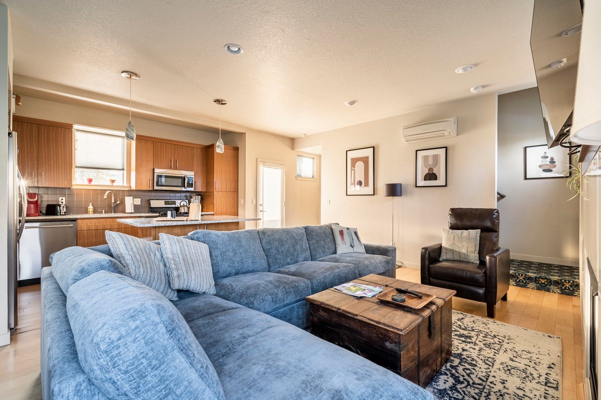 4BR • Sleeps 10 • Trendy Arts District Location