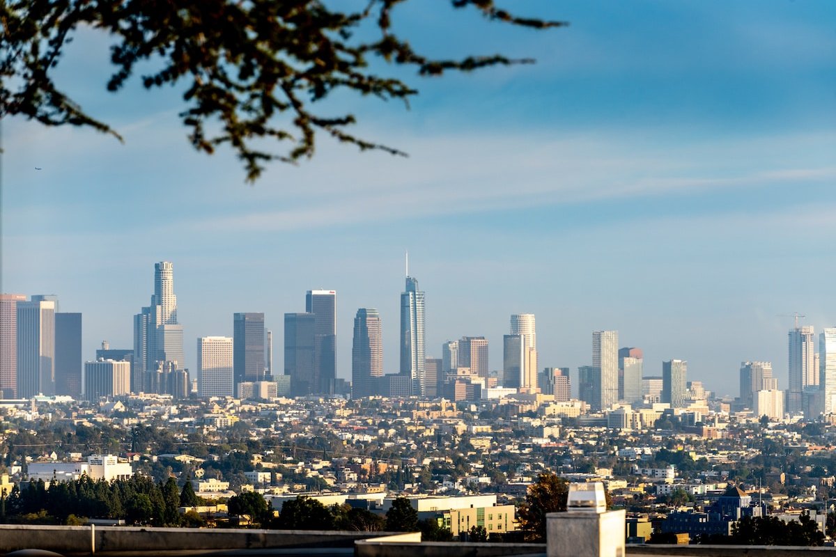 Breathtaking Luxury Mansion w. 4 Bedrooms/3.5 Bath gallery image 3