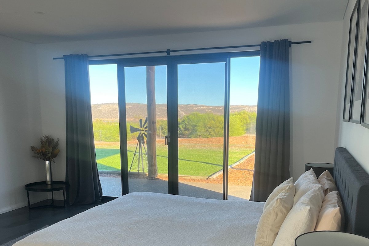 Off The Hook. Large Spacious House on Acherage gallery image 4