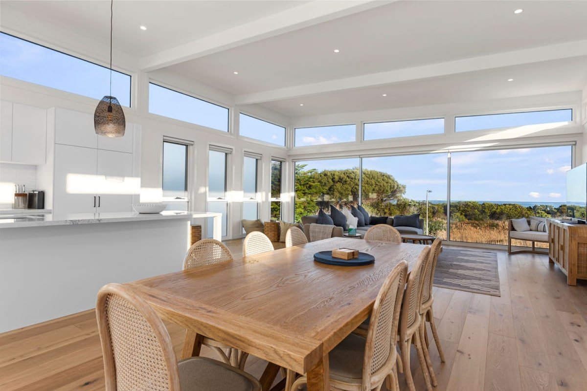 Cedar Tides – Luxury and views. gallery image 3